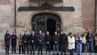 Conrado Íscar preside el minuto de silencio a las puertas de la Diputación de Valladolid Conrado Íscar preside el minuto de silencio a las puertas de la Diputación de Valladolid