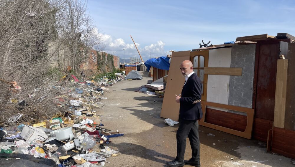 Daniel Sirera, líder del PP en Barcelona, en el asentamiento
