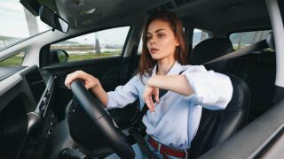 Imagen de archivo de una mujer conduciendo