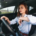 Imagen de archivo de una mujer conduciendo