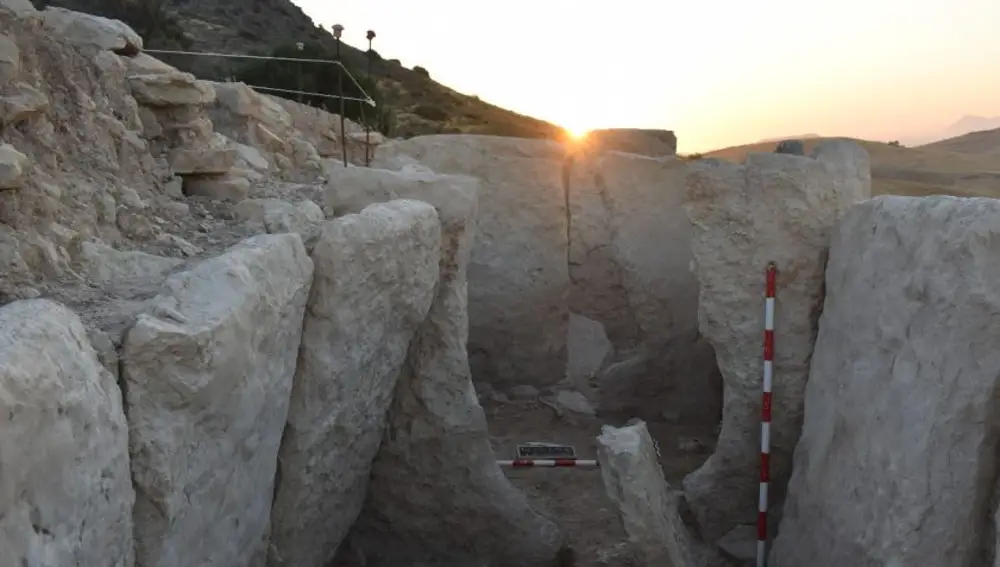 La tumba tiene casi 14 metros de largo y los investigadores creen que es uno de los dólmenes más monumentales y completos de toda Andalucía