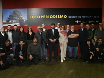 L&oacute;pez Miras inaugura la exposici&oacute;n que recuerda en 90 fotograf&iacute;as los momentos m&aacute;s destacables de 2025