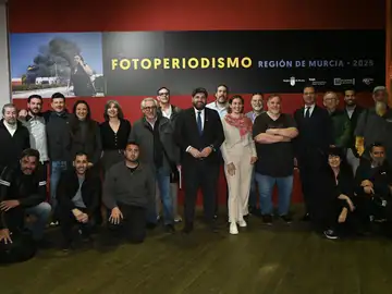 López Miras inaugura la exposición que recuerda en 90 fotografías los momentos más destacables de 2025 López Miras inaugura la exposición que recuerda en 90 fotografías los momentos más destacables de 2025