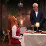 Carlos Sobera irrumpe en la cena entre Luc&iacute;a y Ram&oacute;n en 'First Dates'