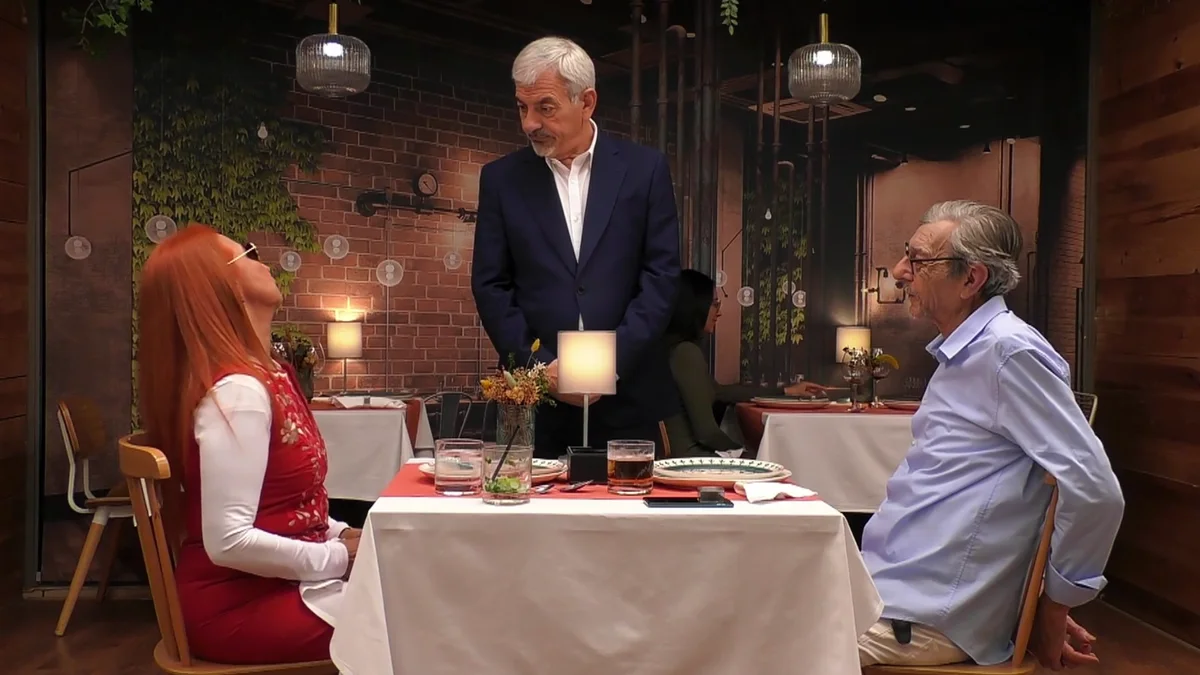 Carlos Sobera irrumpe en la cena entre Lucía y Ramón en 'First Dates'