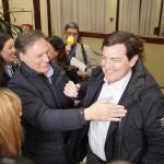 El candidato Alfonso Fern&aacute;ndez Ma&ntilde;ueco es felicitado por el alcalde Carlos Garc&iacute;a Carbayo a su llegada al hotel