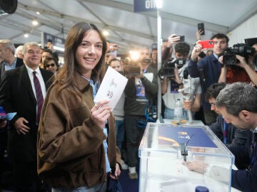 BARCELONA, 15/03/2026.- La futbolista Aitana Bonmati vota en las elecciones en FC Barcelona, este domingo. Un total de 114.504 socios llamados a las urnas y dos candidatos: el abogado Joan Laporta i Estruch (Barcelona, 29 junio de 1962) y el empresario V&iacute;ctor Font i Mant&eacute; (Granollers, 12 agosto de 1972) para determinar qui&eacute;n ser&aacute; el presidente del FC Barcelona para los pr&oacute;ximos cinco a&ntilde;os, en una escena en la que todos los focos iluminan al &uacute;ltimo presidente. EFE/Enric Fontcuberta 