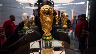 AME4005. MONTERREY (M&Eacute;XICO), 14/03/2026.- Fotograf&iacute;a que muestra el trofeo de la Copa Mundial de la FIFA este s&aacute;bado, en el estadio BBVA en Monterrey (M&eacute;xico). EFE/Miguel Sierra 