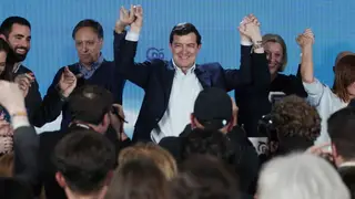 Alfonso Fernández Mañueco muestra su satisfacción por el resultado en Salamanca junto a Isabel Blanco y Carlos García Carbayo, entre otros Alfonso Fernández Mañueco muestra su satisfacción por el resultado en Salamanca junto a Isabel Blanco y Carlos García Carbayo, entre otros