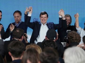 Alfonso Fern&aacute;ndez Ma&ntilde;ueco muestra su satisfacci&oacute;n por el resultado en Salamanca junto a Isabel Blanco y Carlos Garc&iacute;a Carbayo, entre otros