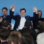 Alfonso Fern&aacute;ndez Ma&ntilde;ueco muestra su satisfacci&oacute;n por el resultado en Salamanca junto a Isabel Blanco y Carlos Garc&iacute;a Carbayo, entre otros