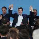 Alfonso Fernández Mañueco muestra su satisfacción por el resultado en Salamanca junto a Isabel Blanco y Carlos García Carbayo, entre otros