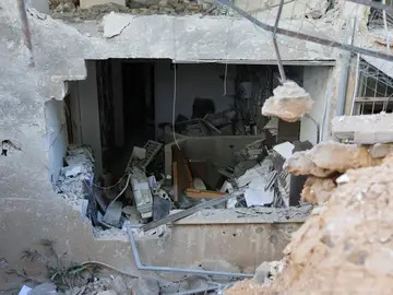 Iranian ballistic missile hits Ramat Gan Ramat Gan (Israel), 15/03/2026.- A damaged building at the site after fragments from an intercepted Iranian ballistic missile hit in Ramat Gan, Israel, 15 March 2026. The Israeli military said that it detected missiles launched from Iran following earlier US and Israeli strikes. EFE/EPA/ABIR SULTAN