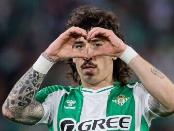 SEVILLA, 15/03/2026.- El defensa del Betis, H&eacute;ctor Beller&iacute;n, celebra el primer gol del equipo b&eacute;tico durante del partido de la jornada 28 de LaLiga EA Sports que Real Betis y Celta de Vigo disputan este domingo, en el Estadio La Cartuja de Sevilla. EFE/ Jos&eacute; Manuel Vidal 