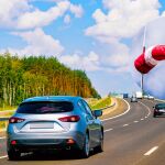 Imagen de archivo de varios veh&iacute;culos circulando por una carretera con mucho viento