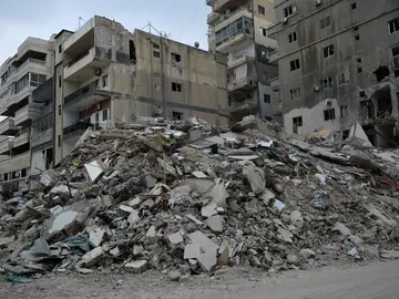 Tiro, en el sur del Líbano, se resiste a evacuar entre los bombardeos israelíes TIRO, 15/03/2026.- En la ciudad de Tiro, en el sur del Líbano, resuena el sonido de los bombardeos que azotan las aldeas de los alrededores, mientras la destrucción de los primeros ataques dentro de la propia urbe se acumula en las calles, pero muchos vecinos aún se resisten a acatar las órdenes de evacuación de Israel. EFE/ Edgar Gutiérrez
