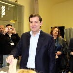 El candidato del PP a la presidencia de la Junta de Castilla y Le&oacute;n, Alfonso Fern&aacute;ndez Ma&ntilde;ueco, vota en Salamanca
