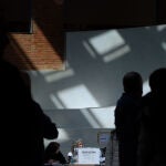 Votantes en un colegio electoral durante la jornada de ayer 