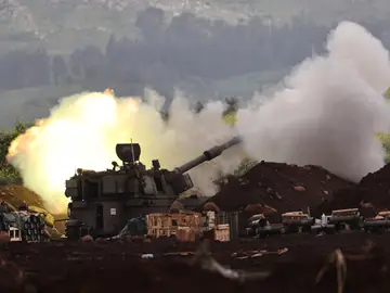 Israeli forces increase presence along the border with Lebanon UNDISCLOSED (Israel), 15/03/2026.- An Israeli artillery fires shells towards targets in Lebanon at an undisclosed position near the Israel-Lebanon border, 15 March 2026. The Israeli military stated it is conducting strikes across Lebanon targeting Hezbollah infrastructure and personnel. (Líbano, Hizbulá/Hezbolá) EFE/EPA/ATEF SAFADI