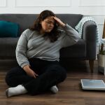 Imagen de archivo de una mujer con sobrepeso que no es capaz de cumplir con sus objetivos