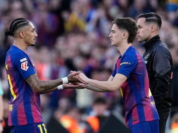 BARCELONA, 15/03/2026.- El mediocentro del FC Barcelona Gavi (d) sale al terreno de juego durante el partido de LaLiga entre el Barcelona y el Sevilla disputado en el Camp Nou en Barcelona, este domingo. EFE/ Enric Fontcuberta 