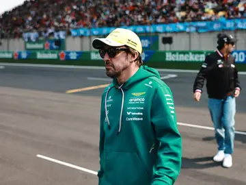 Formula One Chinese Grand Prix - Race SHANGHAI (China), 15/03/2026.- Aston Martin driver Fernando Alonso of Spain looks on during the drivers parade before the Formula 1 Chinese Grand Prix, in Shanghai, China, 15 March 2026. The 2026 Formula 1 Chinese Grand Prix will be held at the Shanghai International Circuit racetrack on 15 March. (Fórmula Uno, España) EFE/EPA/ALEX PLAVEVSKI