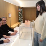 La joven Elsa Negrete Incl&aacute;n de 18 a&ntilde;os vota por primera vez en la mesa electoral del colegio de las Dominicas de Palencia