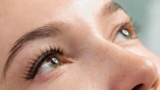 La nueva tendencia de maquillaje que va a reemplazar al delineador de ojos negro 