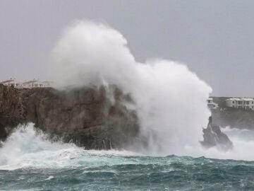 NA MACARET (MENORCA ), 15/03/2026.- Oleaje en Na Macaret.La Direcci&oacute;n General de Emergencias ha pedido este domingo extremar la precauci&oacute;n en las zonas costeras de Menorca durante las pr&oacute;ximas horas ante el aviso rojo de la Agencia Estatal de Meteorolog&iacute;a (Aemet) por mala mar en la isla, y ha enviado un mensaje de alerta a los m&oacute;viles. EFE/ David Arquimbau 