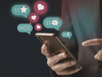 Imagen de archivo de una persona utilizando sus redes sociales