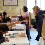 Votaci&oacute;n en un colegio electoral, ayer