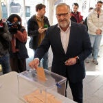 El candidato de Vox, Carlos Poll&aacute;n, ejerce su derecho al voto en Escuelas Viejas de Carbajal de la Legua (Le&oacute;n)