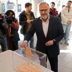 El candidato de Vox, Carlos Pollán, ejerce su derecho al voto en Escuelas Viejas de Carbajal de la Legua (León)