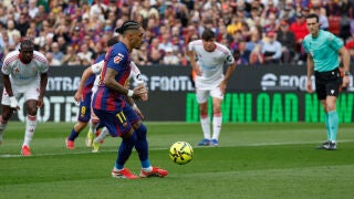 Barcelona's Raphinha scores on a penalty kick during the Spanish La Liga soccer match between Barcelona and Sevilla in Barcelona, Spain, Sunday, March 15, 2026. (AP Photo/Joan Monfort)