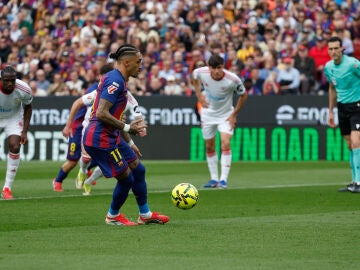 Barcelona's Raphinha scores on a penalty kick during the Spanish La Liga soccer match between Barcelona and Sevilla in Barcelona, Spain, Sunday, March 15, 2026. (AP Photo/Joan Monfort)
