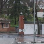 Entrada al centro de Emergencia, Acogida y Derivaci&oacute;n en el Acuartelamiento 'Primo de Rivera', donde se alojan migrantes procedentes de Canarias, en Alcal&aacute; de Henares.