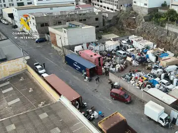 El negocio criminal que operaba en las narices del puerto de Tenerife: 32 investigados y 800.000 euros en mercancía ilegal Residuos peligrosos enviados desde el puerto de Santa Cruz de Tenerife a diversos países de África