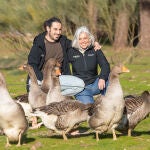 &Aacute;lvaro y Zulema, con sus gansos en el pinar