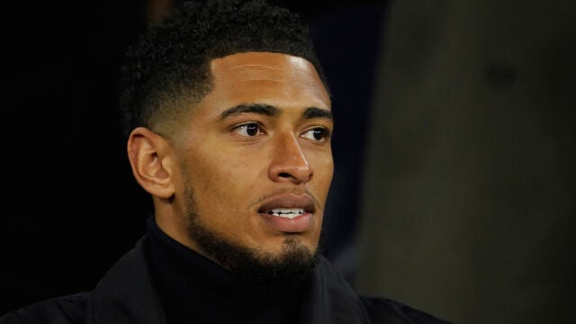 Real Madrid's Jude Bellingham sits on the tribune during the Champions League round of 16 second leg soccer match between Manchester City and Real Madrid in Manchester, Tuesday, March 17, 2026. (AP Photo/Dave Thompson)