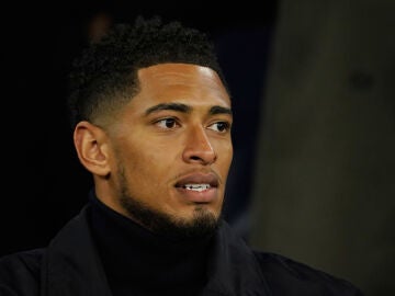 Real Madrid's Jude Bellingham sits on the tribune during the Champions League round of 16 second leg soccer match between Manchester City and Real Madrid in Manchester, Tuesday, March 17, 2026. (AP Photo/Dave Thompson)