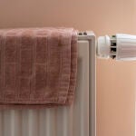 El error peligroso que mucha gente comete: por qu&eacute; se debe evitar secar la ropa en el radiador