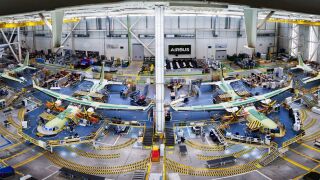 Imagen de archivo de la cadena de montaje de los aviones C295 de Airbus en Sevilla.