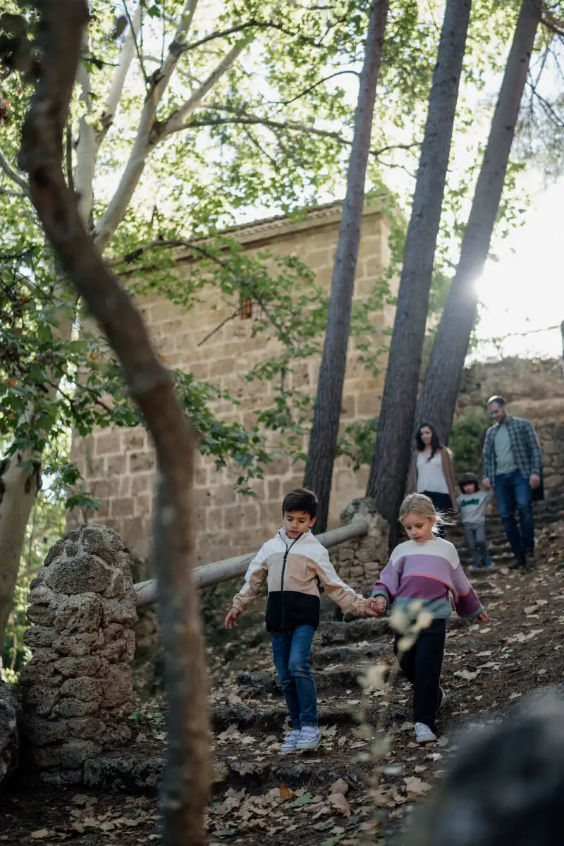 Familia en las fuentes del marqués, en Caravaca de la Cruz, Murcia