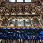 La Bolsa espa&ntilde;ola ampl&iacute;a las ganancias al 0,70 % y supera los 17.200 puntos