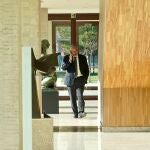El presidente de las Cortes de Castilla y Le&oacute;n, Carlos Poll&aacute;n, habla por tel&eacute;fono en los pasillos del edificio