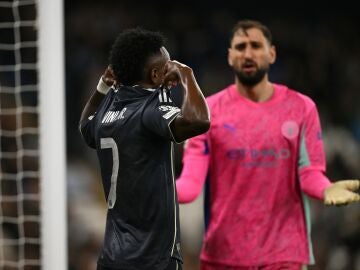 Vinicius ense&ntilde;a su nombre y dorsal a la grada del Etihad Stadium