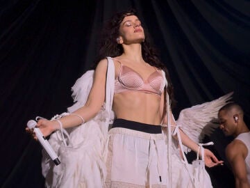 LYON (FRANCIA), 16/03/2026.- Rosal&iacute;a comenz&oacute; este lunes la gira de su cuarto disco, el m&iacute;stico 'Lux', en Lyon (Francia), donde la catalana rindi&oacute; al p&uacute;blico con un viaje ecl&eacute;ctico que por momentos fue teatral como un ballet y a ratos desenfrenado como una fiesta electr&oacute;nica en una iglesia abandonada. EFE/X de Lux Tour S&Oacute;LO USO EDITORIAL, PERMITIDO SU USO S&Oacute;LO EN RELACI&Oacute;N A LA INFORMACI&Oacute;N QUE APARECE EN EL PIE DE FOTO (CR&Eacute;DITO OBLIGATORIO)