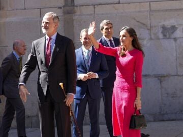 El rey Felipe VI, con el bast&oacute;n de mando de la ciudad de Ja&eacute;n, y la Reina Letizia saludan a su llegada