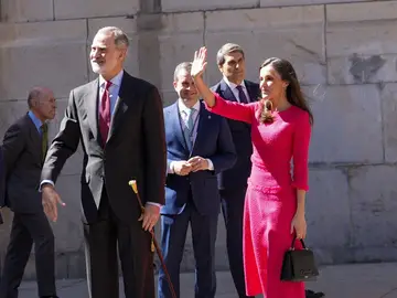 El rey Felipe VI, con el bastón de mando de la ciudad de Jaén, y la Reina Letizia saludan a su llegada El rey Felipe VI, con el bastón de mando de la ciudad de Jaén, y la Reina Letizia saludan a su llegada