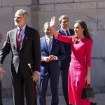 El rey Felipe VI, con el bastón de mando de la ciudad de Jaén, y la Reina Letizia saludan a su llegada El rey Felipe VI, con el bastón de mando de la ciudad de Jaén, y la Reina Letizia saludan a su llegada